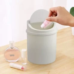 2 liter plast skrivebordsspand med svinglåg til affald (hvid)