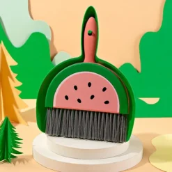 1 Sæt Farverig Mini Moppe og Fejebakke Sæt - Børnevenlig, Kompakt til Skrivebords- og Bordrengøring - Sjovt Frugtdesign (1 Moppe + 1 Fejebakke)