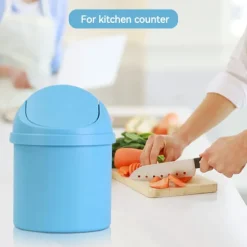 Swing Cover Bin, Lille Swing Affaldsbeholder Badeværelse Kosmetik Bordplade Bin Mini Affaldsspand Badeværelse Skraldespande med Swing Låg, Lille Skrivebords Affaldsbeholder til Blue | Fyndiq
